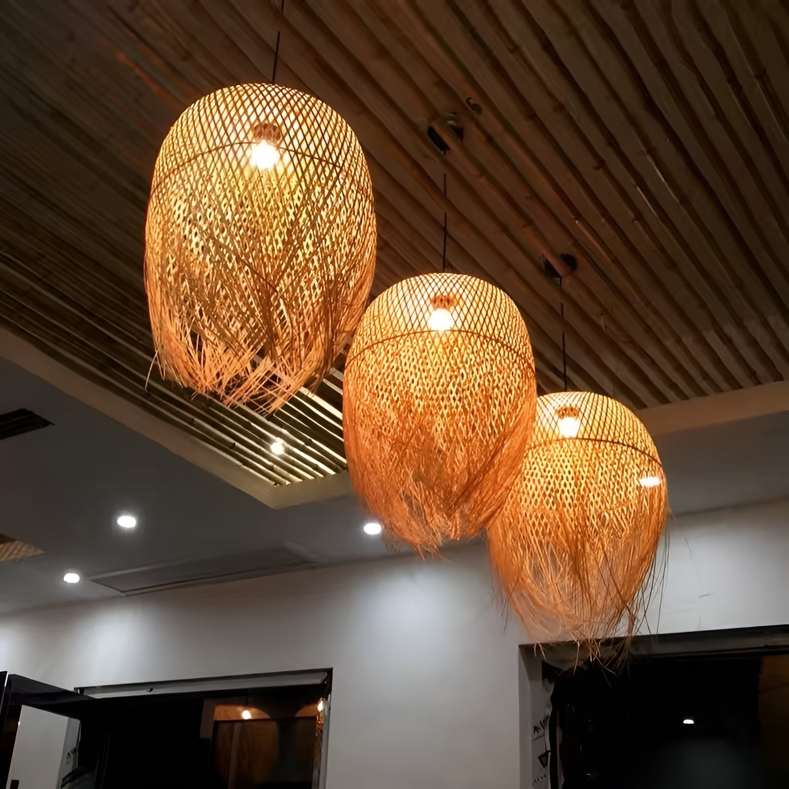 Suspension Bambou Tissé Main | Éclairage Organique Salon de Thé et Restaurant